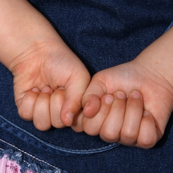 “如果你想知道一个孩子在想什么，请看着他们的手指。
